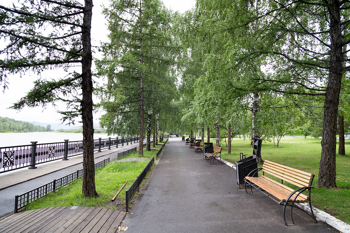 Парки г красноярск. Красноярск Центральный парк набережная. Городской парк Красноярск. Красноярский край парк Горького. Центральный парк Красноярска вид на Енисей.